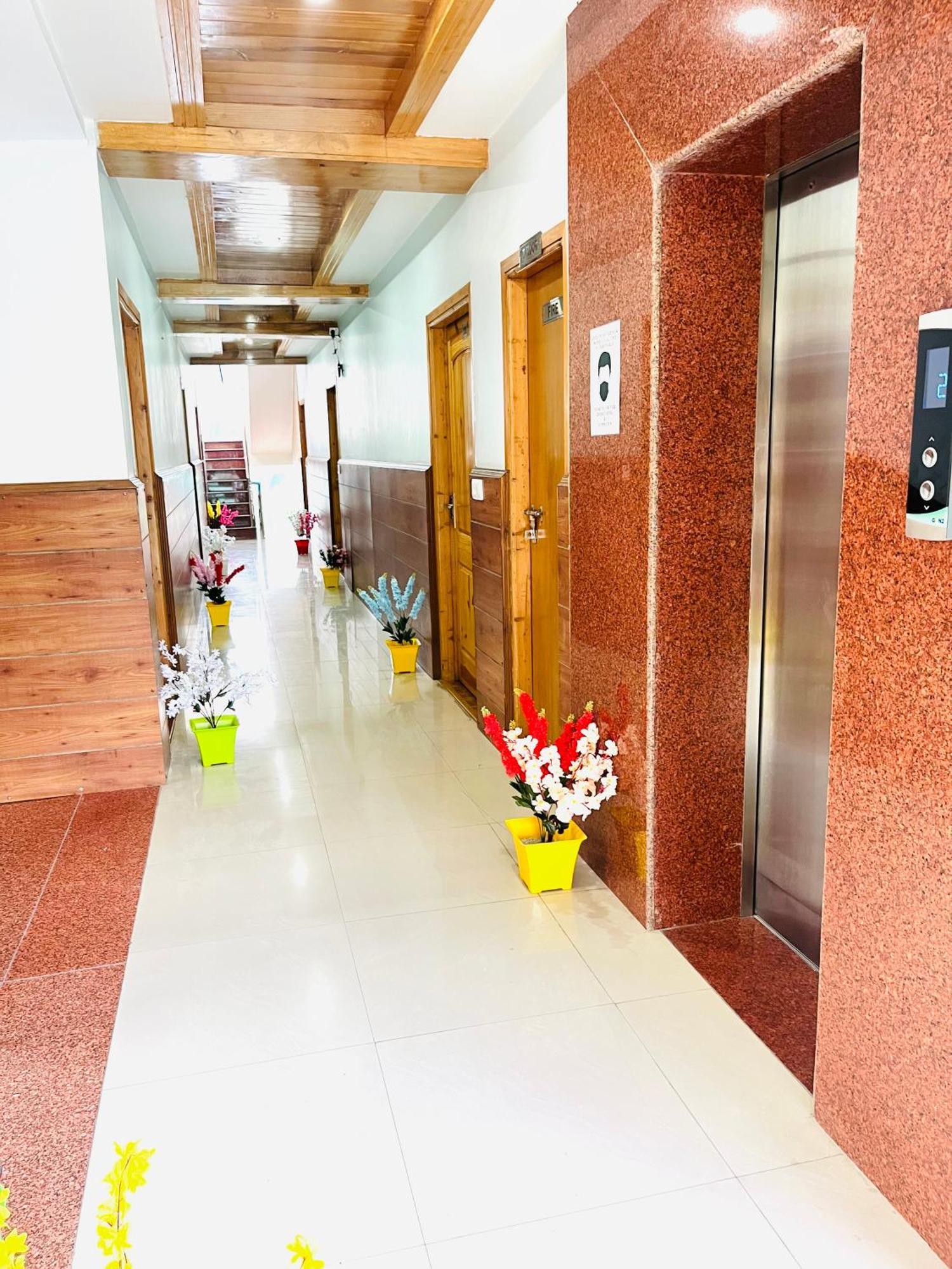 Vista Resort, Manali - ! Near Mall Road !! Hot & Cold Ac Rooms !! Best Selling !! Big Parking !! Luxury Collection !! Open Terrace !! Lift !! Playing Zone !! Property Of The Year ! Bagian luar foto
