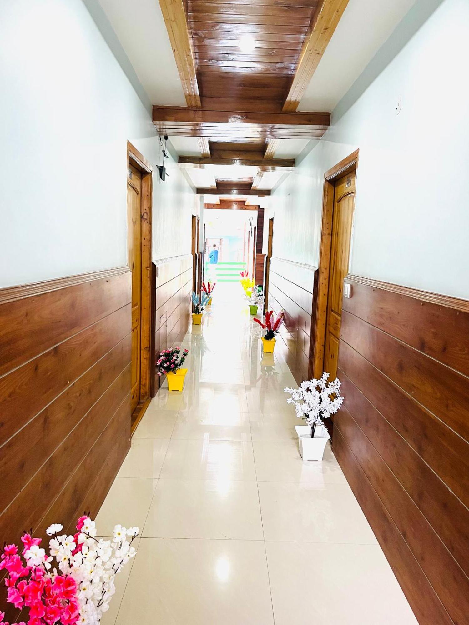 Vista Resort, Manali - ! Near Mall Road !! Hot & Cold Ac Rooms !! Best Selling !! Big Parking !! Luxury Collection !! Open Terrace !! Lift !! Playing Zone !! Property Of The Year ! Bagian luar foto